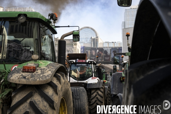 Manifestation des agriculteurs et agricultrices européen.ne.s devant le Parlement européen à Bruxelles.