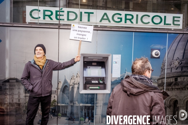 Action de la Confédération Paysanne chez un courtier agricole à Tours.