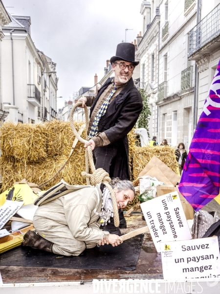 Action de la Confédération Paysanne chez un courtier agricole à Tours.