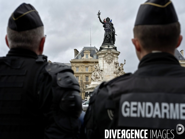 Banderole Statue de la Republique  Demain, tous-tes réfugié-es 