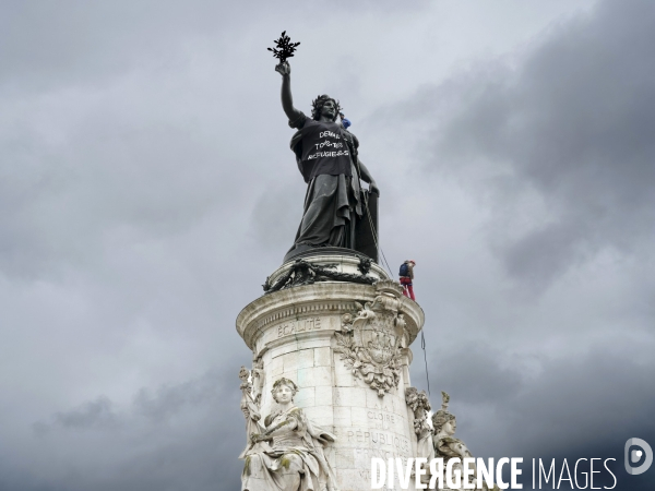 Banderole Statue de la Republique  Demain, tous-tes réfugié-es 