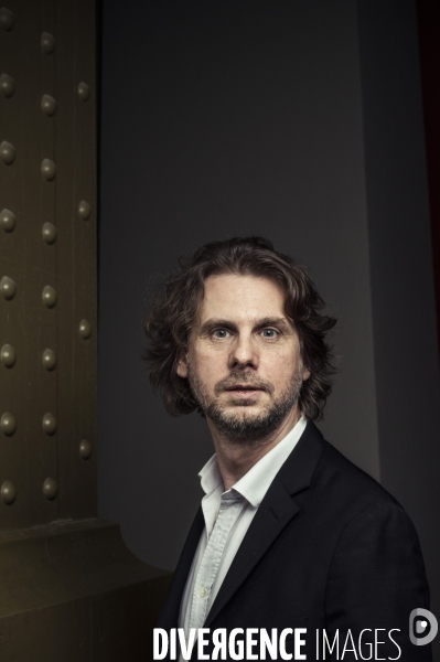 Portrait de thomas schlesser, historien de l art et ecrivain.