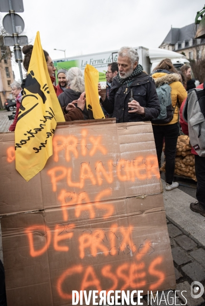 Action de la Confédération Paysanne devant la préfecture de Rouen.