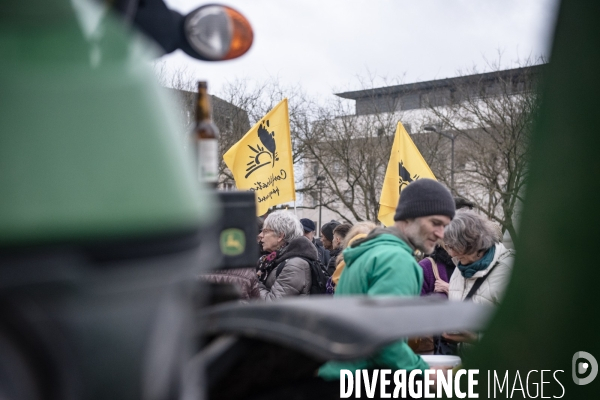 Action de la Confédération Paysanne devant la préfecture de Rouen.