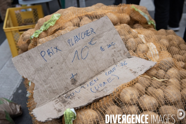 Action de la Confédération Paysanne devant la préfecture de Rouen.
