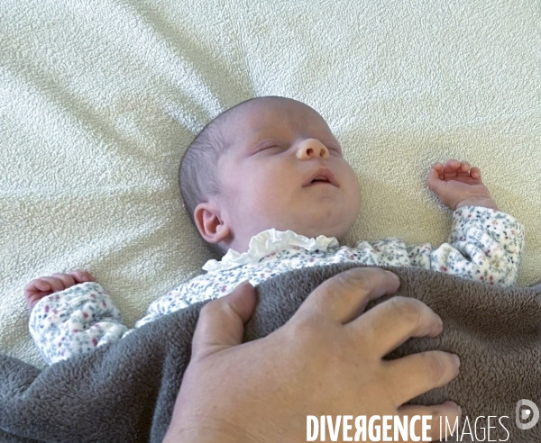 Le bébé Iris A. 3 semaines en séance d ostéopathie