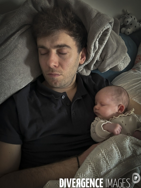 Le bébé Iris A.  1mois en sieste avec son papa 
