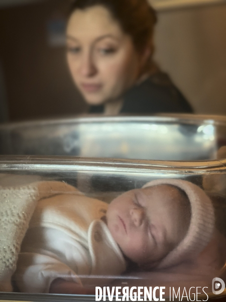 Le bébé Iris A.  2 jours à la Maternité Saint Joseph Marseille sous le regard de sa maman.
