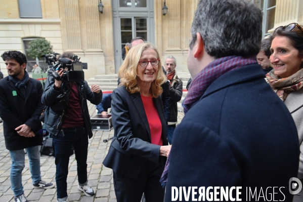 Passation de pouvoir entre amélie oudéa castéra et nicole belloubet