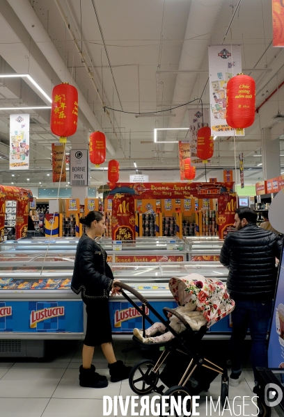 Dans un hypermarché, un corner alimentaire chinois et coréen à l  occasion du nouvel an lunaire 2024