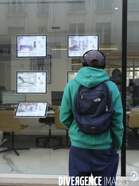 Annonces de location dans une vitrine d agence immobiliere à Paris