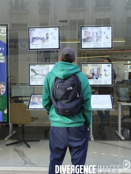 Annonces de location dans une vitrine d agence immobiliere à Paris