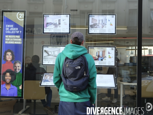 Annonces de location dans une vitrine d agence immobiliere à Paris