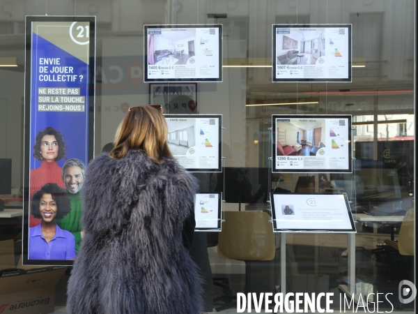Annonces de location dans une vitrine d agence immobiliere à Paris