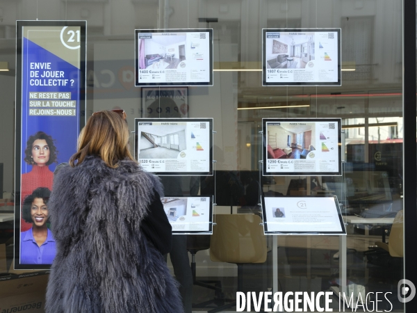 Annonces de location dans une vitrine d agence immobiliere à Paris