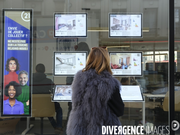Annonces de location dans une vitrine d agence immobiliere à Paris