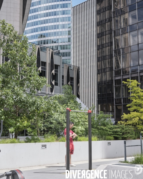 La Défense, un homme à la barre de traction dans l’espace extérieur  Parc Street Workout