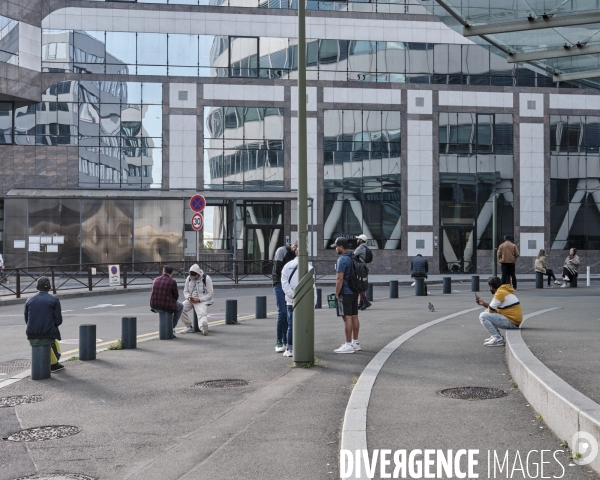 Fontenay-sous-bois, personnes patientant devant l’Office Français de Protection des Réfugiés et Apatrides, l’Ofpra