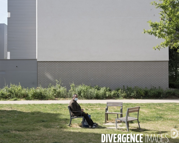 Nanterre. Lhomme assis sur un des banc du mobilier urbain 