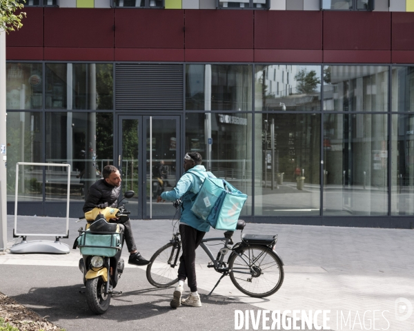 Station RER Nanterre Université,  esplanade Patrice Chéreau, 2 coursiers Deliveroo