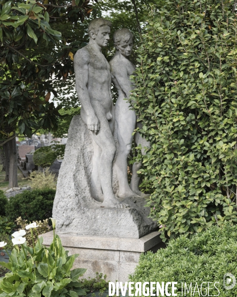 Cimetière de Puteaux . Groupe sculpté deux jeunes hommes