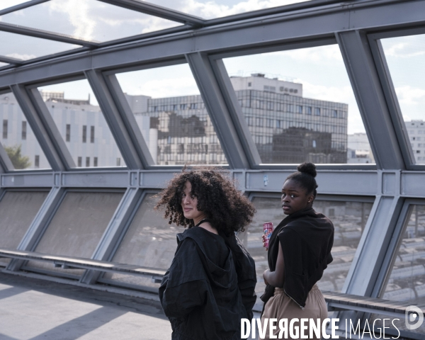 Quartier  Clichy - Batignolles, deux jeunes sur la passerelle Marcelle Henry