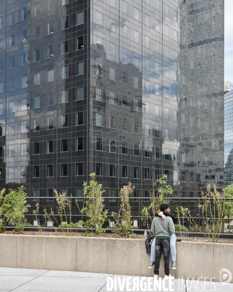 La Défense, couple sur une terrasse