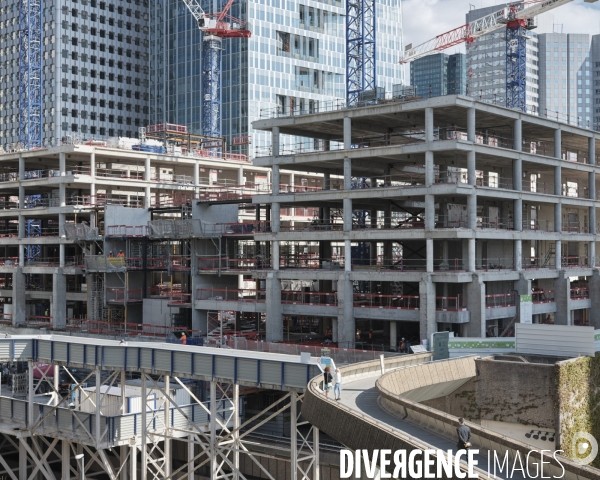 La Défense,  tour en construction et  la passerelle jean Moulin