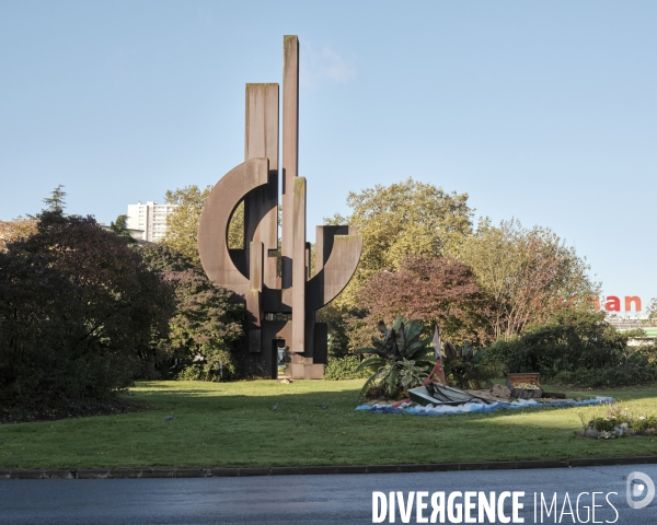 Fontenay-sous-bois  sculpture de Di Teana installé sur le rond point à l’entrée de la ville