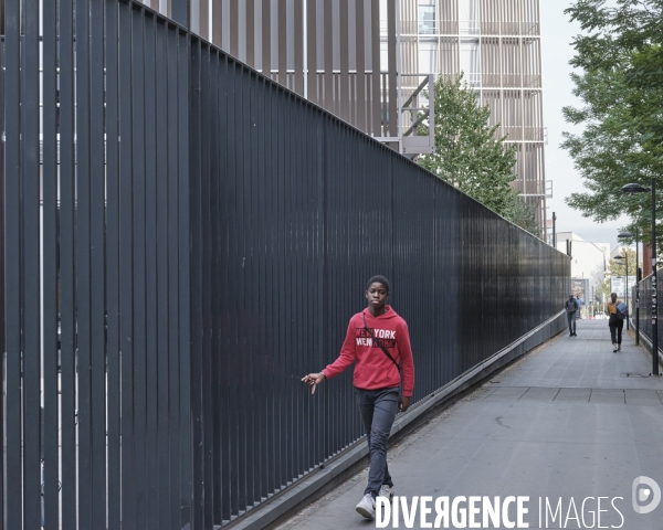 Fontenay-sous-bois quartier du Val de Fontenay, passage le long  du bâtiment des Dunes de la Société Générale 