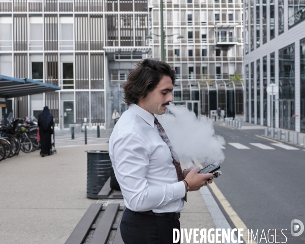 Fontenay-sous-bois quartier du Val de Fontenay,employé fumant devant Les Dunes  bâtiment de la Société Générale 