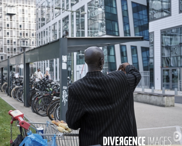 Fontenay-sous-bois quartier du Val de Fontenay, un vendeur de mais grillé devant la Société Générale 