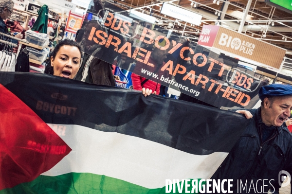 Action BDS Boycott Carrefour en soutien au peuple Palestien à Saint-Pierre-de-Corps (Indre-et-Loire) dans le cadre d une campagne d action nationale.