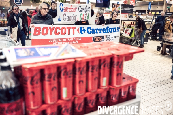 Action BDS Boycott Carrefour en soutien au peuple Palestien à Saint-Pierre-de-Corps (Indre-et-Loire) dans le cadre d une campagne d action nationale.
