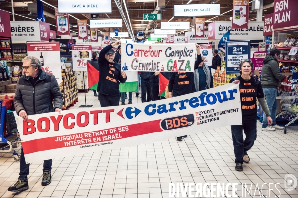 Action BDS Boycott Carrefour en soutien au peuple Palestien à Saint-Pierre-de-Corps (Indre-et-Loire) dans le cadre d une campagne d action nationale.