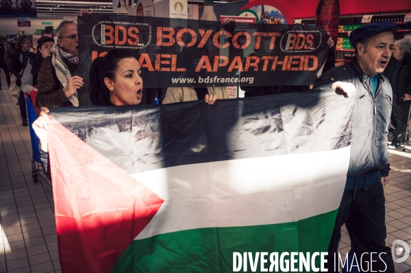 Action BDS Boycott Carrefour en soutien au peuple Palestien à Saint-Pierre-de-Corps (Indre-et-Loire) dans le cadre d une campagne d action nationale.