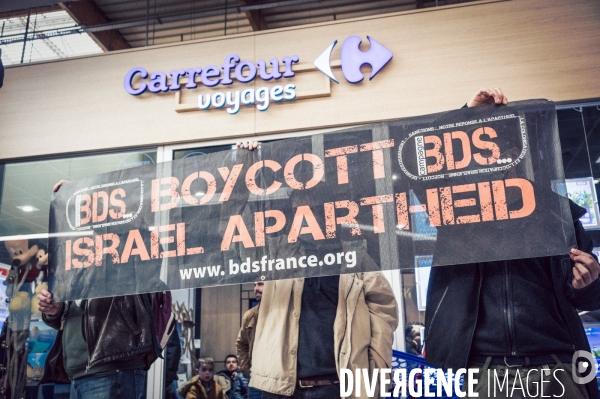 Action BDS Boycott Carrefour en soutien au peuple Palestien à Saint-Pierre-de-Corps (Indre-et-Loire) dans le cadre d une campagne d action nationale.