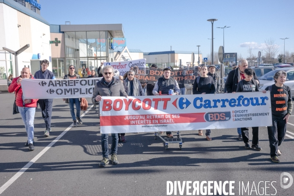 Action BDS Boycott Carrefour en soutien au peuple Palestien à Saint-Pierre-de-Corps (Indre-et-Loire) dans le cadre d une campagne d action nationale.