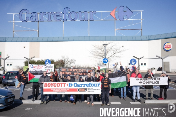 Action BDS Boycott Carrefour en soutien au peuple Palestien à Saint-Pierre-de-Corps (Indre-et-Loire) dans le cadre d une campagne d action nationale.