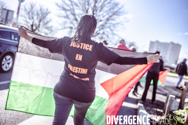 Action BDS Boycott Carrefour en soutien au peuple Palestien à Saint-Pierre-de-Corps (Indre-et-Loire) dans le cadre d une campagne d action nationale.