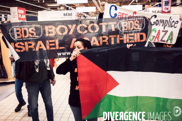 Action BDS Boycott Carrefour en soutien au peuple Palestien à Saint-Pierre-de-Corps (Indre-et-Loire) dans le cadre d une campagne d action nationale.