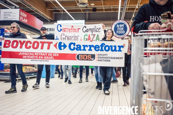 Action BDS Boycott Carrefour en soutien au peuple Palestien à Saint-Pierre-de-Corps (Indre-et-Loire) dans le cadre d une campagne d action nationale.