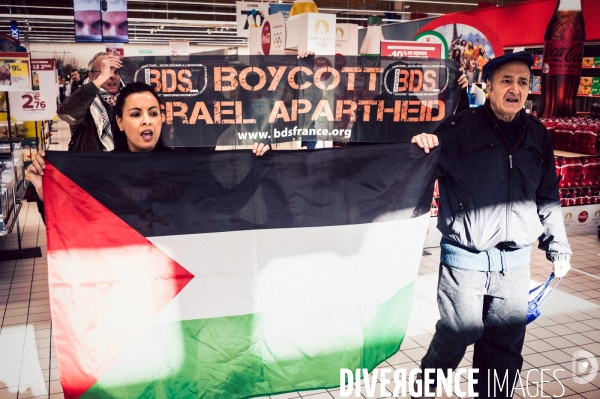 Action BDS Boycott Carrefour en soutien au peuple Palestien à Saint-Pierre-de-Corps (Indre-et-Loire) dans le cadre d une campagne d action nationale.