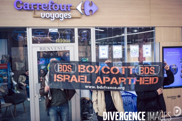 Action BDS Boycott Carrefour en soutien au peuple Palestien à Saint-Pierre-de-Corps (Indre-et-Loire) dans le cadre d une campagne d action nationale.