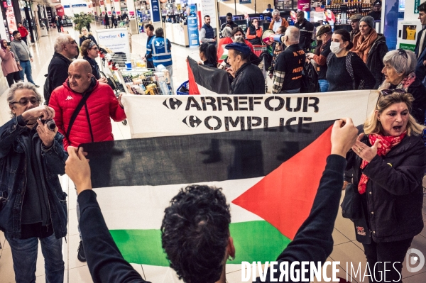 Action BDS Boycott Carrefour en soutien au peuple Palestien à Saint-Pierre-de-Corps (Indre-et-Loire) dans le cadre d une campagne d action nationale.