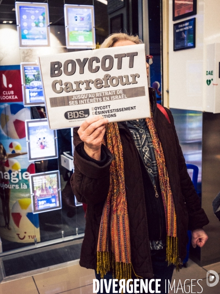 Action BDS Boycott Carrefour en soutien au peuple Palestien à Saint-Pierre-de-Corps (Indre-et-Loire) dans le cadre d une campagne d action nationale.