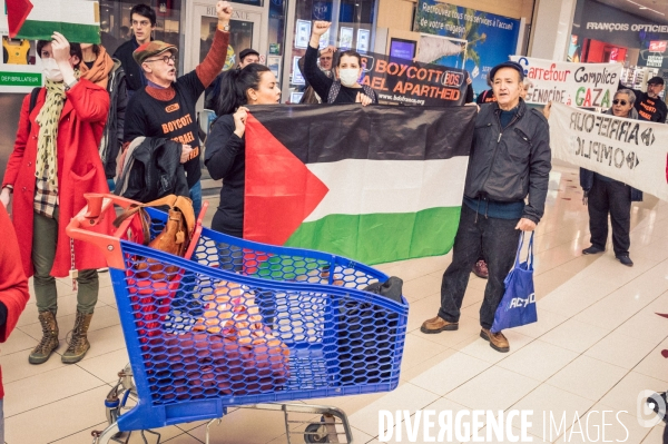 Action BDS Boycott Carrefour en soutien au peuple Palestien à Saint-Pierre-de-Corps (Indre-et-Loire) dans le cadre d une campagne d action nationale.
