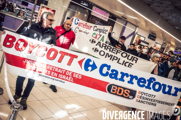 Action BDS Boycott Carrefour en soutien au peuple Palestien à Saint-Pierre-de-Corps (Indre-et-Loire) dans le cadre d une campagne d action nationale.