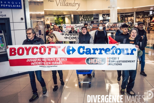 Action BDS Boycott Carrefour en soutien au peuple Palestien à Saint-Pierre-de-Corps (Indre-et-Loire) dans le cadre d une campagne d action nationale.