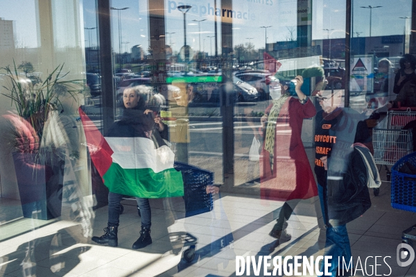 Action BDS Boycott Carrefour en soutien au peuple Palestien à Saint-Pierre-de-Corps (Indre-et-Loire) dans le cadre d une campagne d action nationale.